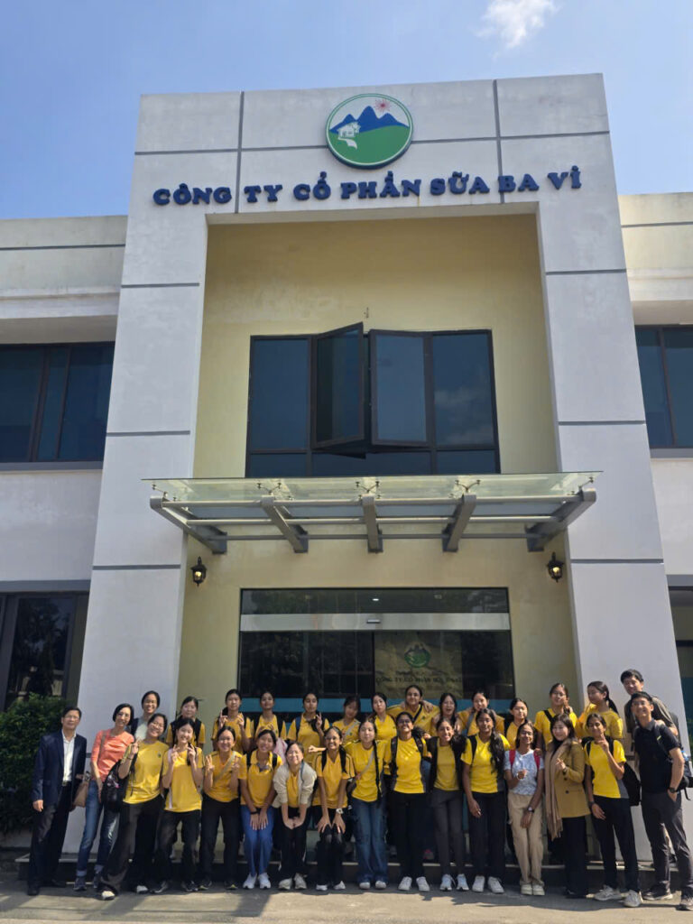 Chào mừng đoàn giáo viên, sinh viên và học sinh trường Ceder Girls Singapore đến thăm Công ty CP Sữa Ba Vì