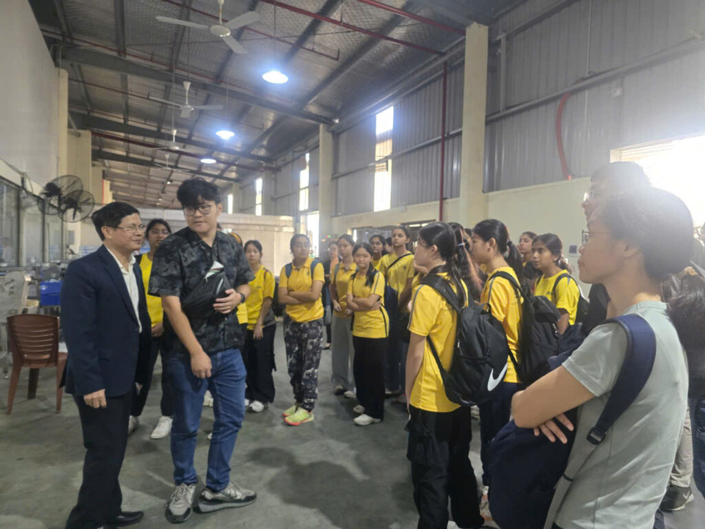 Giáo viên, sinh viên và học sinh trường Ceder Girls Singapore đến thăm Công ty CP Sữa Ba Vì