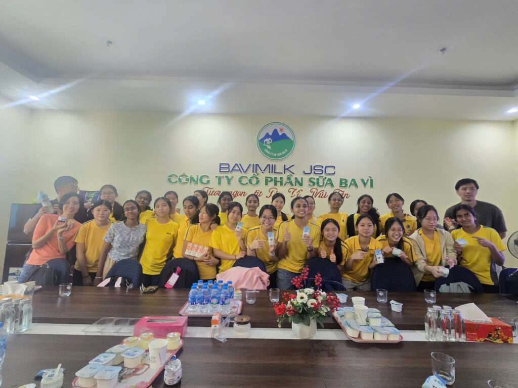 Giáo viên, sinh viên và học sinh trường Ceder Girls Singapore đến thăm Công ty CP Sữa Ba Vì