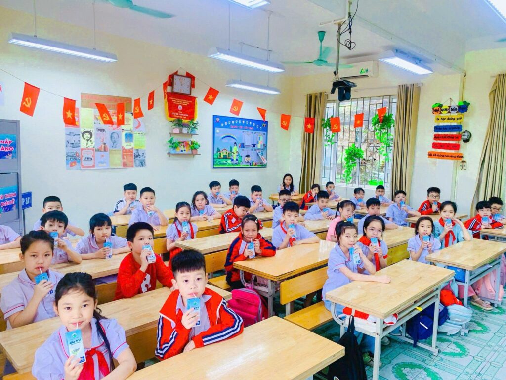 Các em học sinh tại nhiều trường tiểu học trên địa bàn tỉnh đã được uống sữa tươi Ba Vì ngay tại lớp học dưới sự hướng dẫn của giáo viên